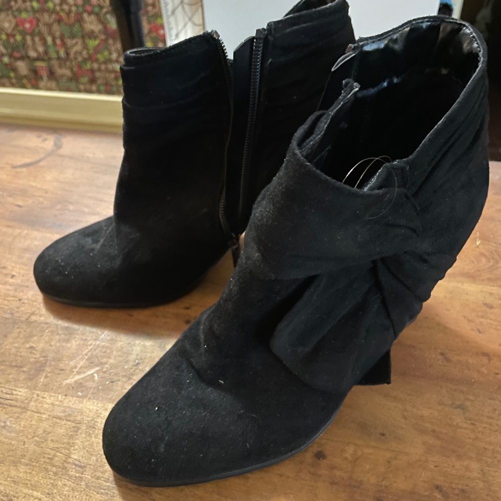 Black Heeled Boots with Bow Detail and Thick Heel